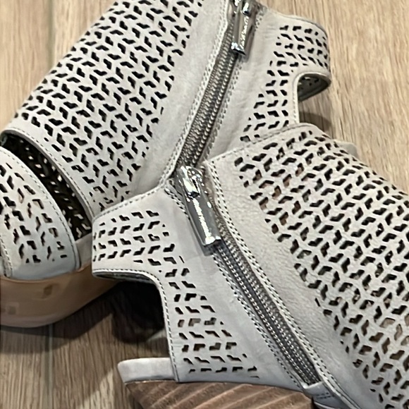 Vince Camuto Esten Heeled Sandal Gray 7.5M Laser Cut Design Leather Upper - Picture 12 of 13